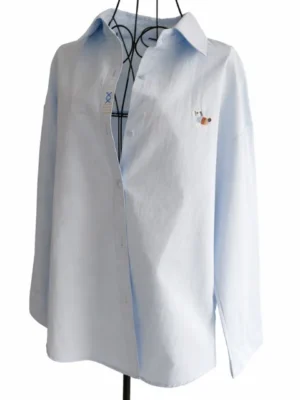 Balonowa spódnica z elastyczną talią. Koszula z haftem