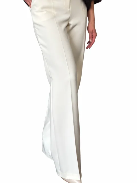 Kremowe spodnie o klasycznym kroju