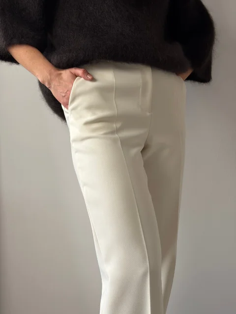 Kremowe spodnie o klasycznym kroju