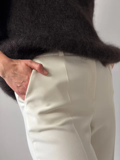 Kremowe spodnie o klasycznym kroju