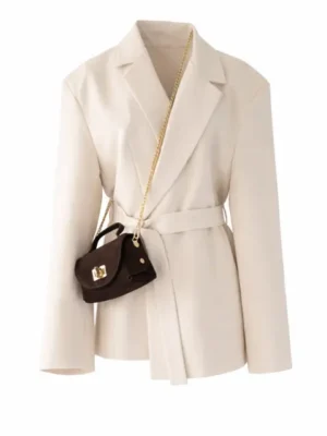 Kremowy żakiet z paskiem