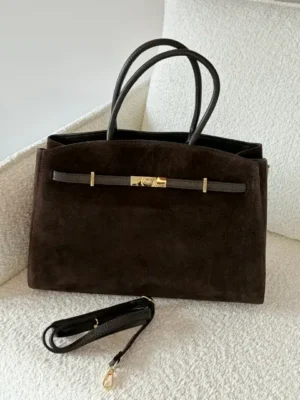 Zamszowa torebka w kolorze głębokiego brązu