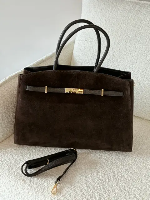 Zamszowa torebka w kolorze głębokiego brązu Zamszowa torebka w kolorze głębokiego brązu