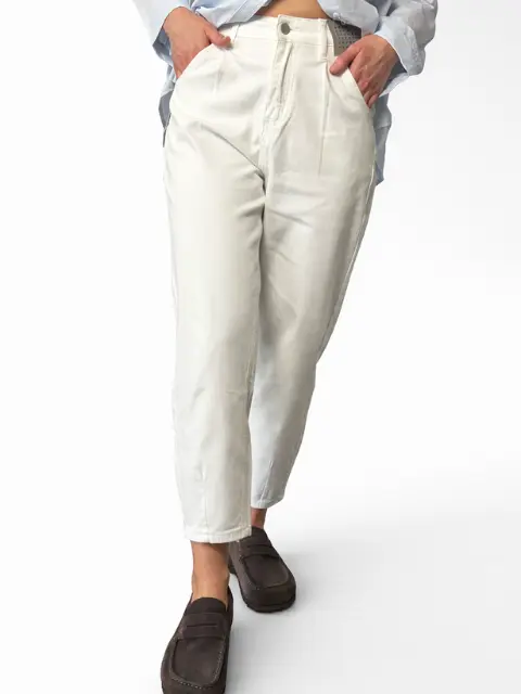 Białe jeansy z wysokim stanem