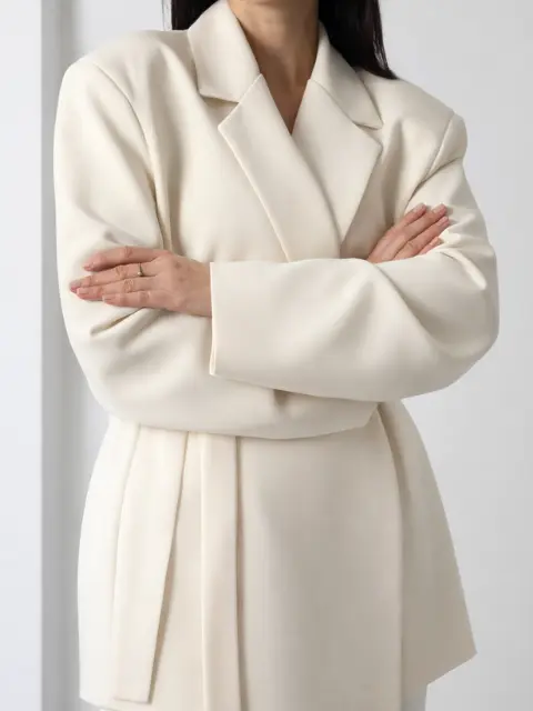 2 (2) Kremowy żakiet z paskiem