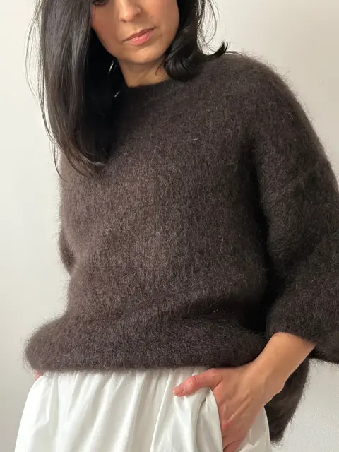 2-sweter-brazowy Delikatny sweter z kid moheru