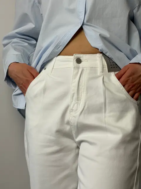 Białe jeansy z wysokim stanem