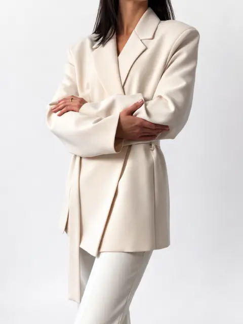 3 (2) Kremowy żakiet z paskiem