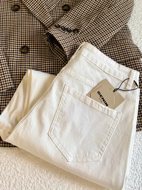 Białe jeansy z wysokim stanem