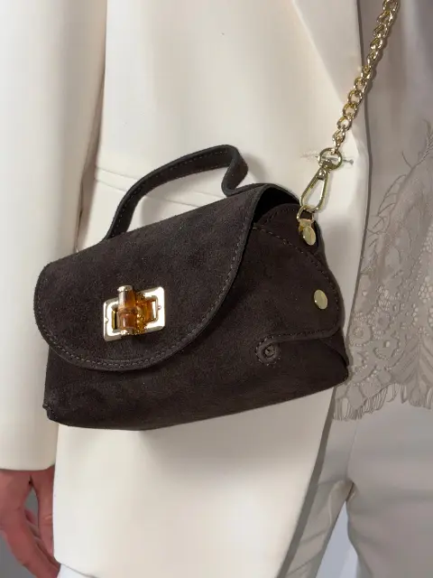 Mała zamszowa torebka na łańcuszku