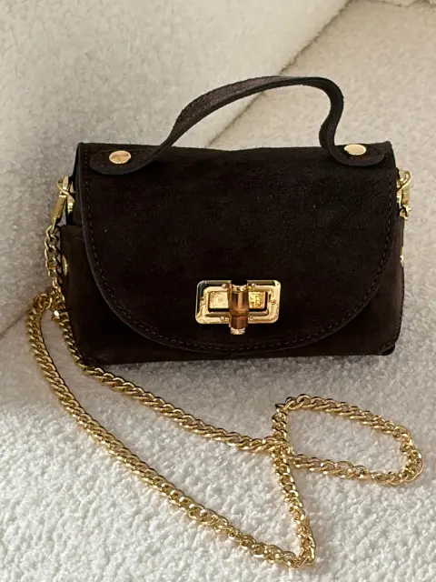 Mała zamszowa torebka na łańcuszku