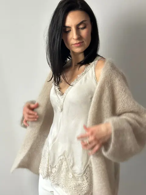 Bluzka na koronkowych ramiączkach – subtelna elegancja