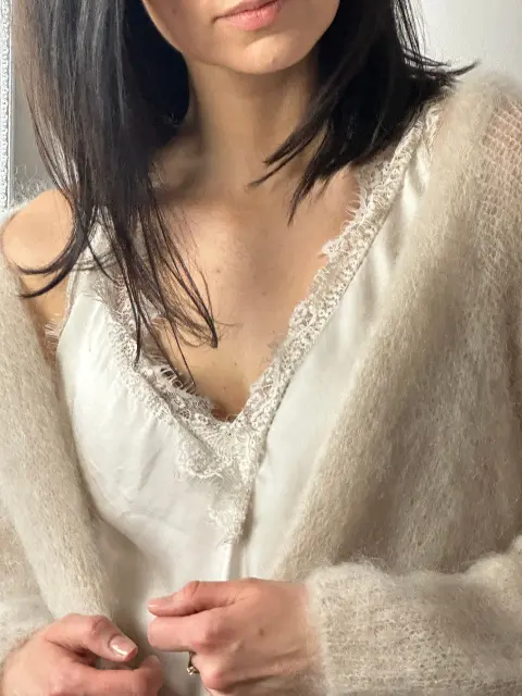 Bluzka na koronkowych ramiączkach – subtelna elegancja