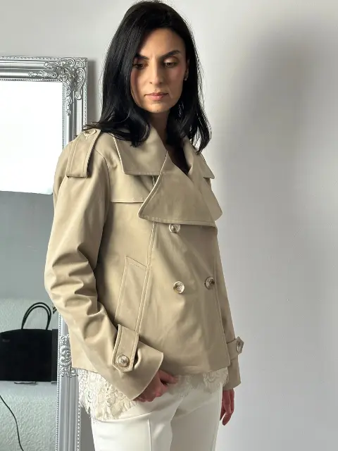 Beżowa kurtka wiosenna – klasyczny trencz