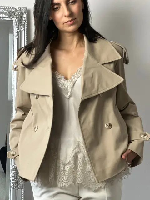 Beżowa kurtka wiosenna – klasyczny trencz