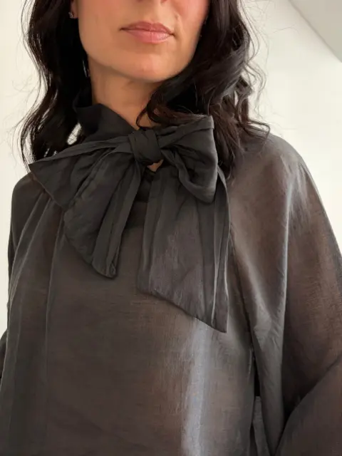 Elegancka bluzka z wiązaniem – włoska produkcja