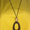 Minimalistyczny wisior na skórzanym sznurku